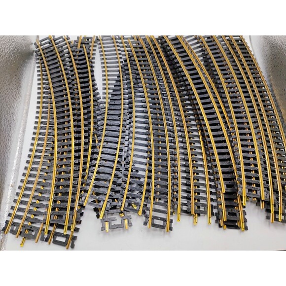 Atlas HO Scale 18R Curved Snap Track, Brass, 25 pieces, 18" radius Track C - Picture 1 of 8